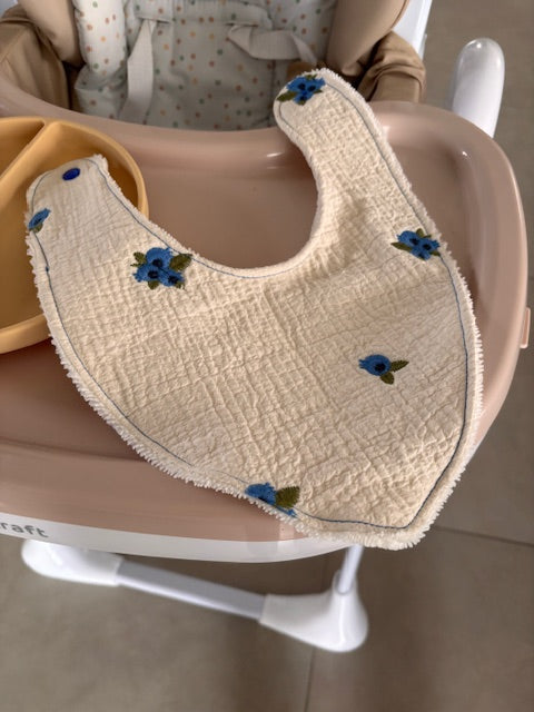 Bavoir bandana en gaze de coton - Myrtilles