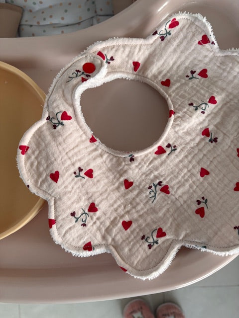 Bavoir fleur en gaze de coton - Petits cœurs sauvages