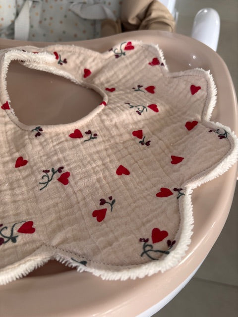 Bavoir fleur en gaze de coton - Petits cœurs sauvages