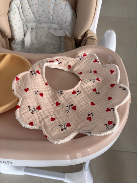 Bavoir fleur en gaze de coton - Petits cœurs sauvages