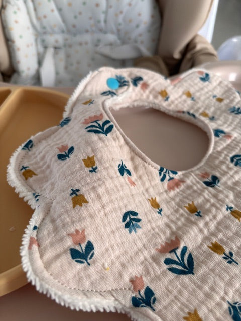 Bavoir fleur en gaze de coton - Jardin scandinave