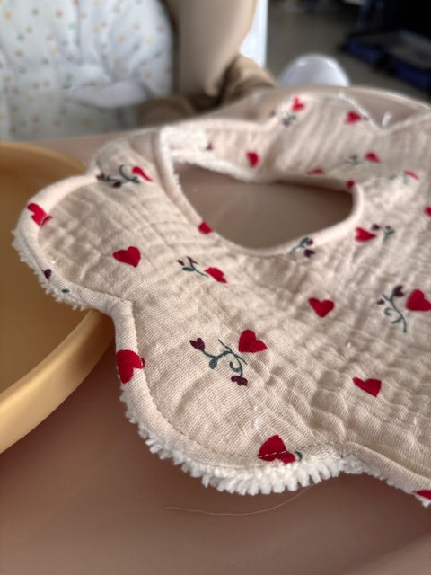 Bavoir fleur en gaze de coton - Petits cœurs sauvages