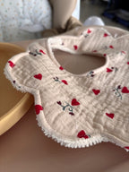 Bavoir fleur en gaze de coton - Petits cœurs sauvages