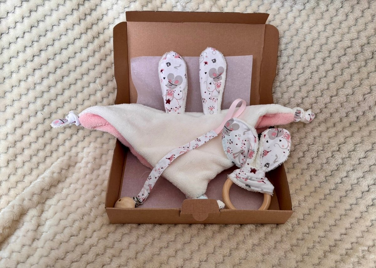 Contenu du coffret naissance - doudou, attache-tétine et anneau de dentition faits main
