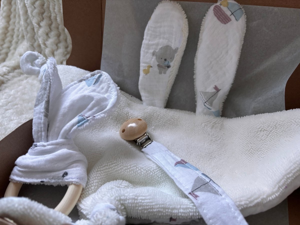 Coffret Premiers Câlins nouveau-né fait main tissu doux certifié